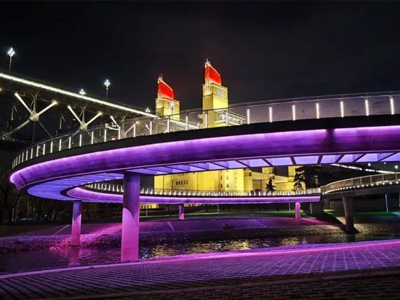 南京長江大橋圓形玻璃景觀橋試亮燈，預(yù)計5月對外開放