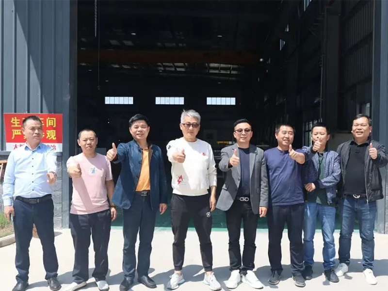 三個八零后撐起大拇指——記武漢聚力大拇指玻璃制造有限公司