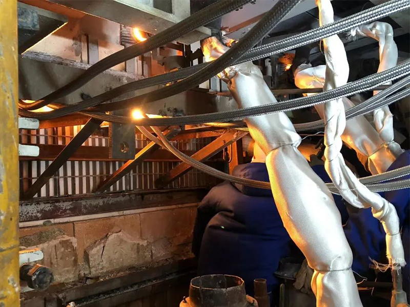 明達玻璃700t/d浮法玻璃生產線進行池壁綁磚