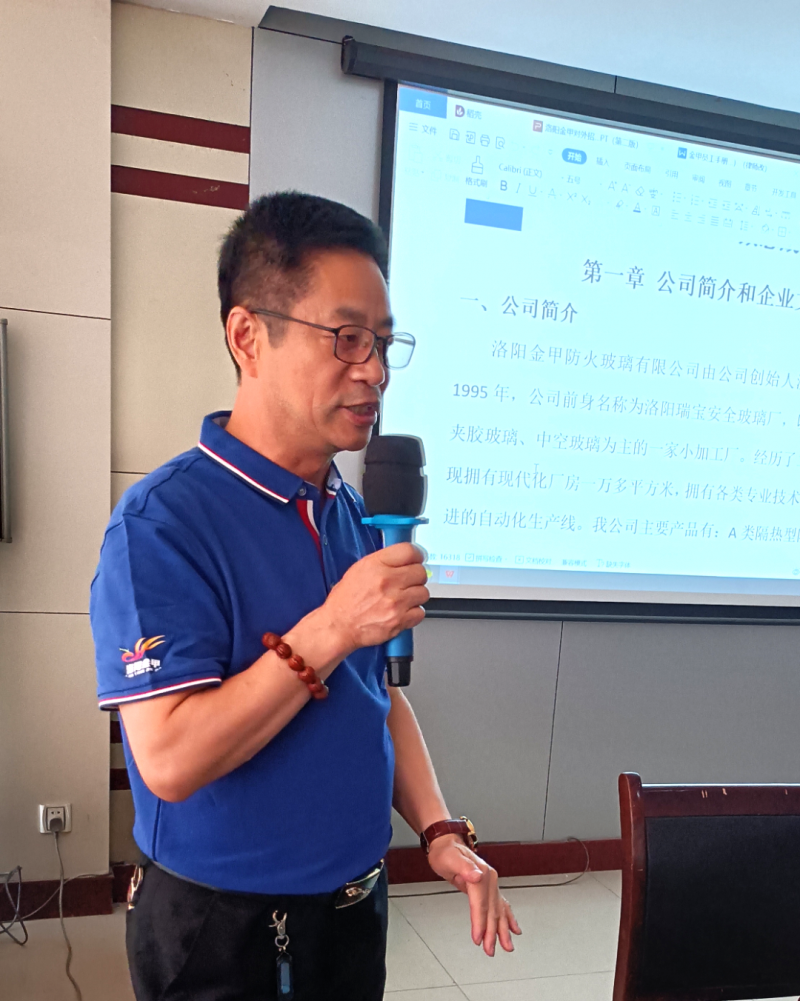 行政總監(jiān)李公謹(jǐn)
