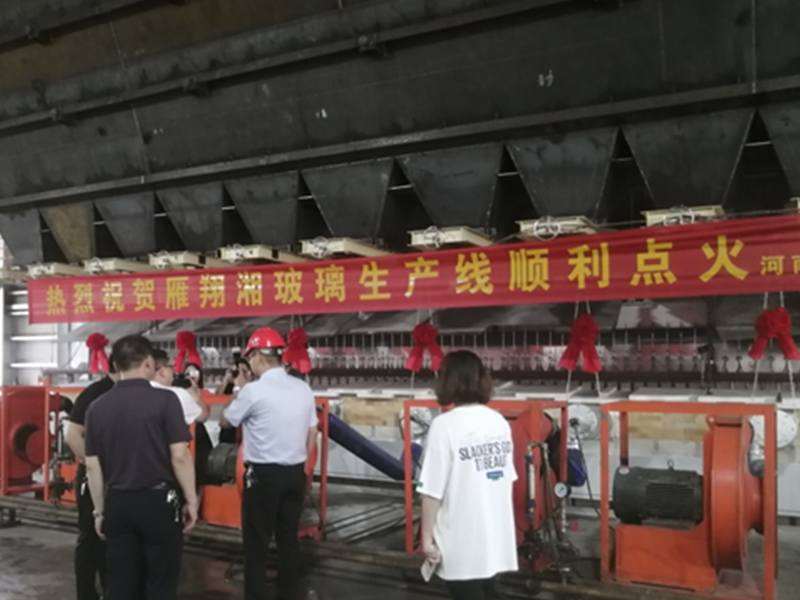 雁翔湘超白光伏和超薄電子玻璃項目點火投產