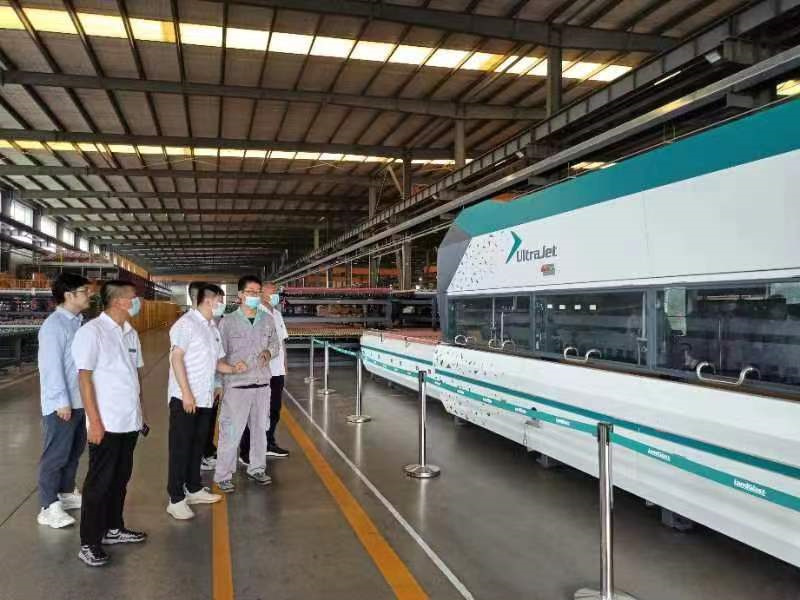陜建材技工學(xué)校教工深入各玻璃深加工產(chǎn)區(qū)開(kāi)展研學(xué)