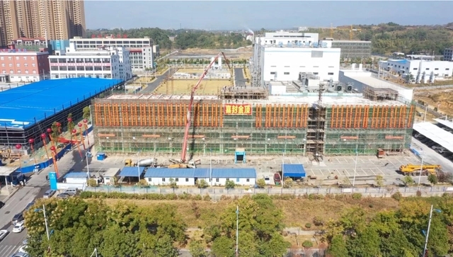 彩虹玻璃二期成品庫房和研發大樓項目正式封頂