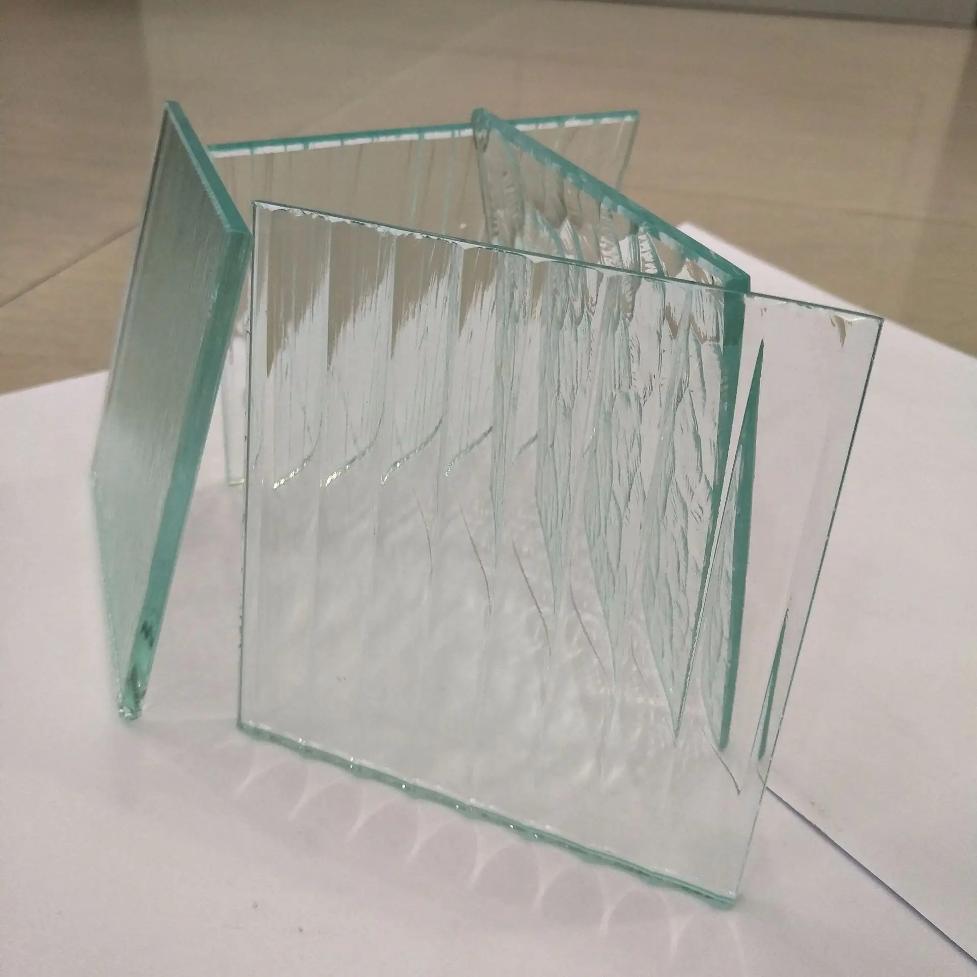 玻璃下行空間有限