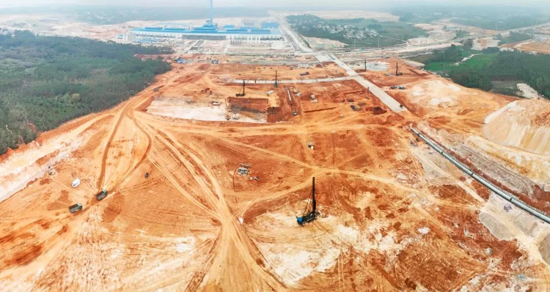 廣西南玻光伏綠色能源產業園項目建設正酣 “點砂成金”鋪就“光明”產業路