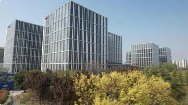 中原科技城小微企業園項目玻璃幕墻施工完成
