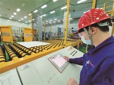 洛玻集團龍海玻璃低波紋度電子玻璃成功試產(chǎn)