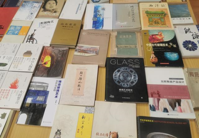 淄博：陶瓷、琉璃（玻璃）專業書籍展開展