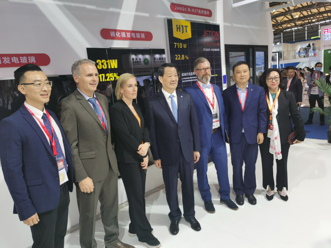 中建材碲化鎘薄膜發電玻璃創紀錄組件亮相國際太陽能光伏與智慧能源大會
