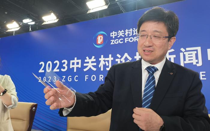 “30微米厚度柔性可折疊玻璃”發布，手機屏幕將越來越薄
