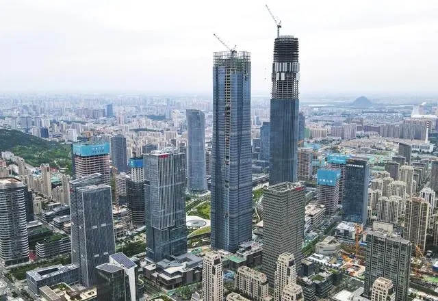 濟南中央商務區平安金融中心超高層項目玻璃幕墻安裝收尾