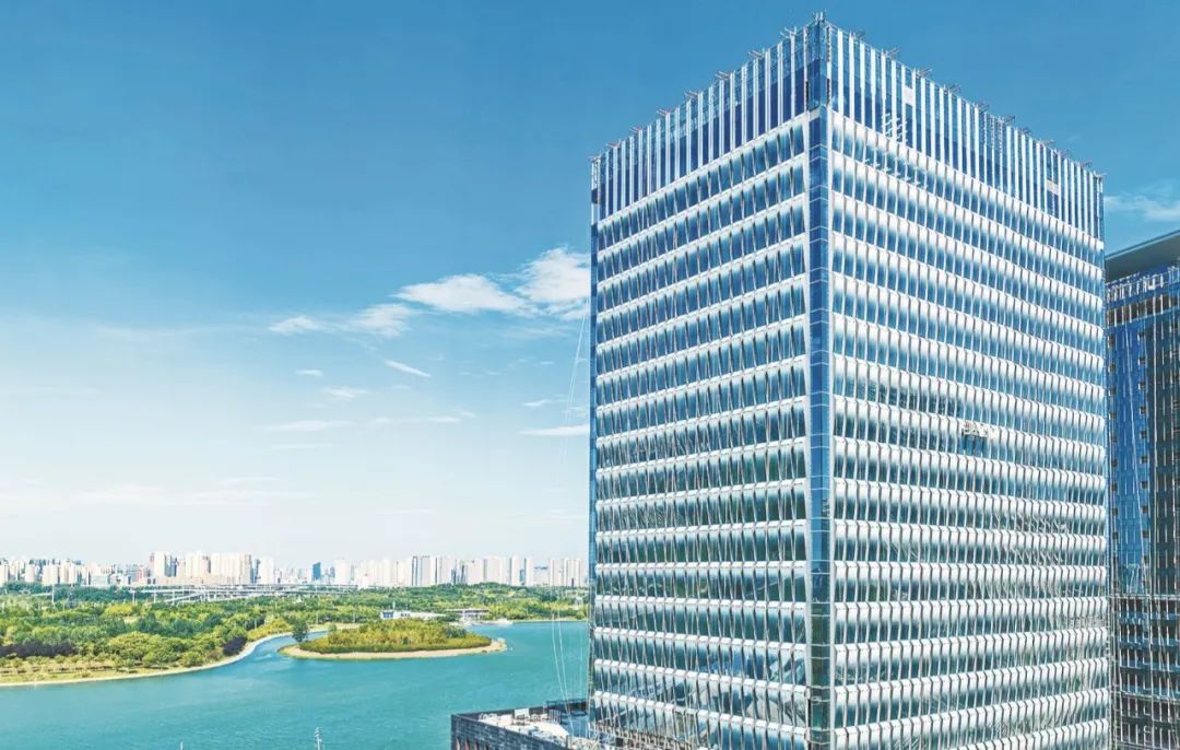 龍湖金融島超大玻璃幕墻安裝完成