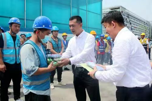 陜建控股集團黨委副書記、副總經理劉小強一行赴咸陽G8.5+基板玻璃生產線建設項目慰問