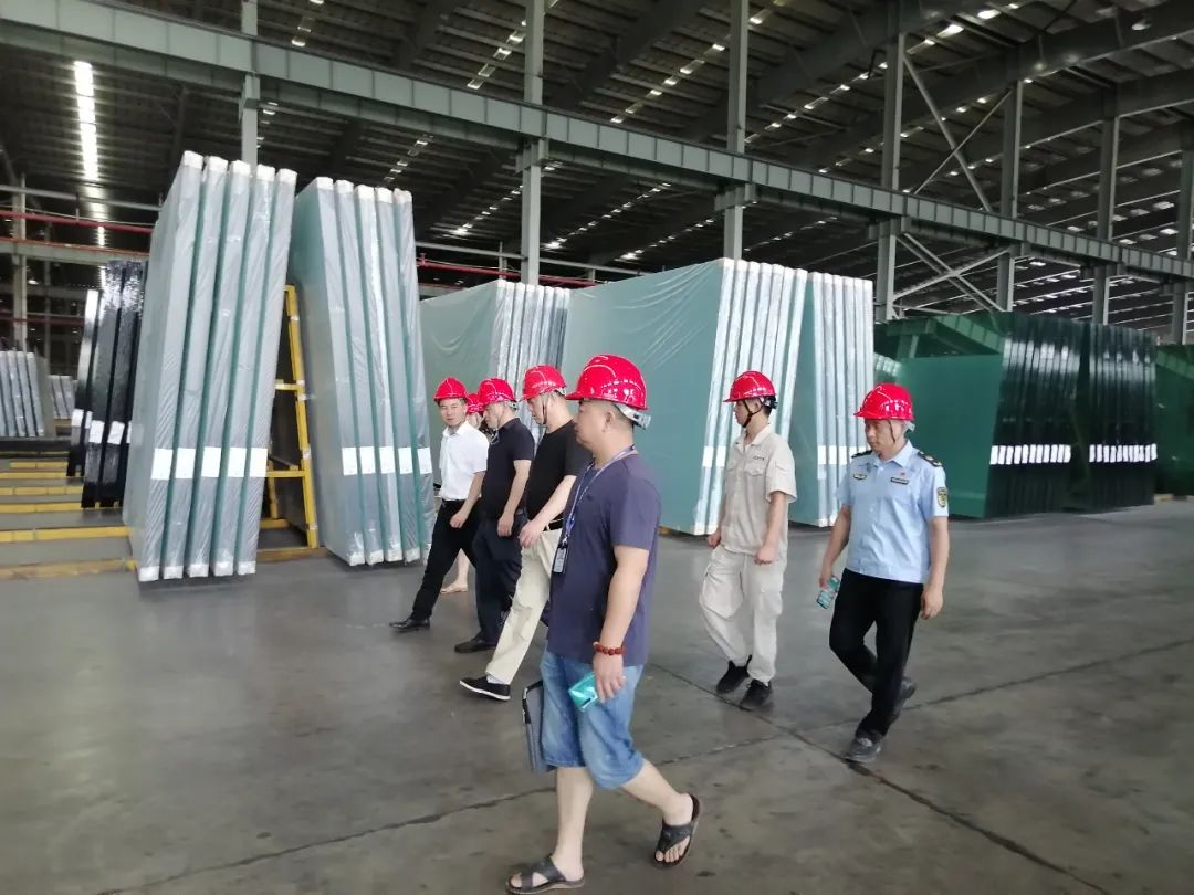 醴陵市優化中心主任肖文率隊到醴陵旗濱玻璃廠督導安全生產工作