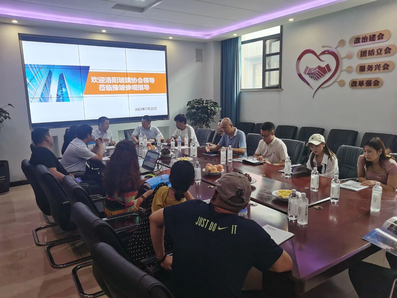 洛陽玻璃行業協會赴河南豫玻參觀交流