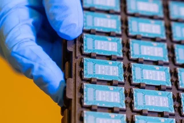 英特爾推出玻璃基板計劃：重新定義芯片封裝，推動摩爾定律進步