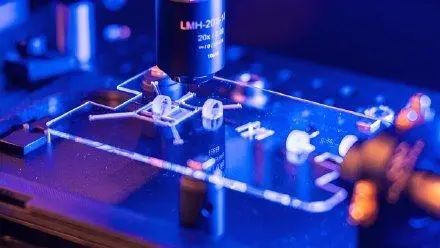 科學家利用玻璃造出飛秒激光器