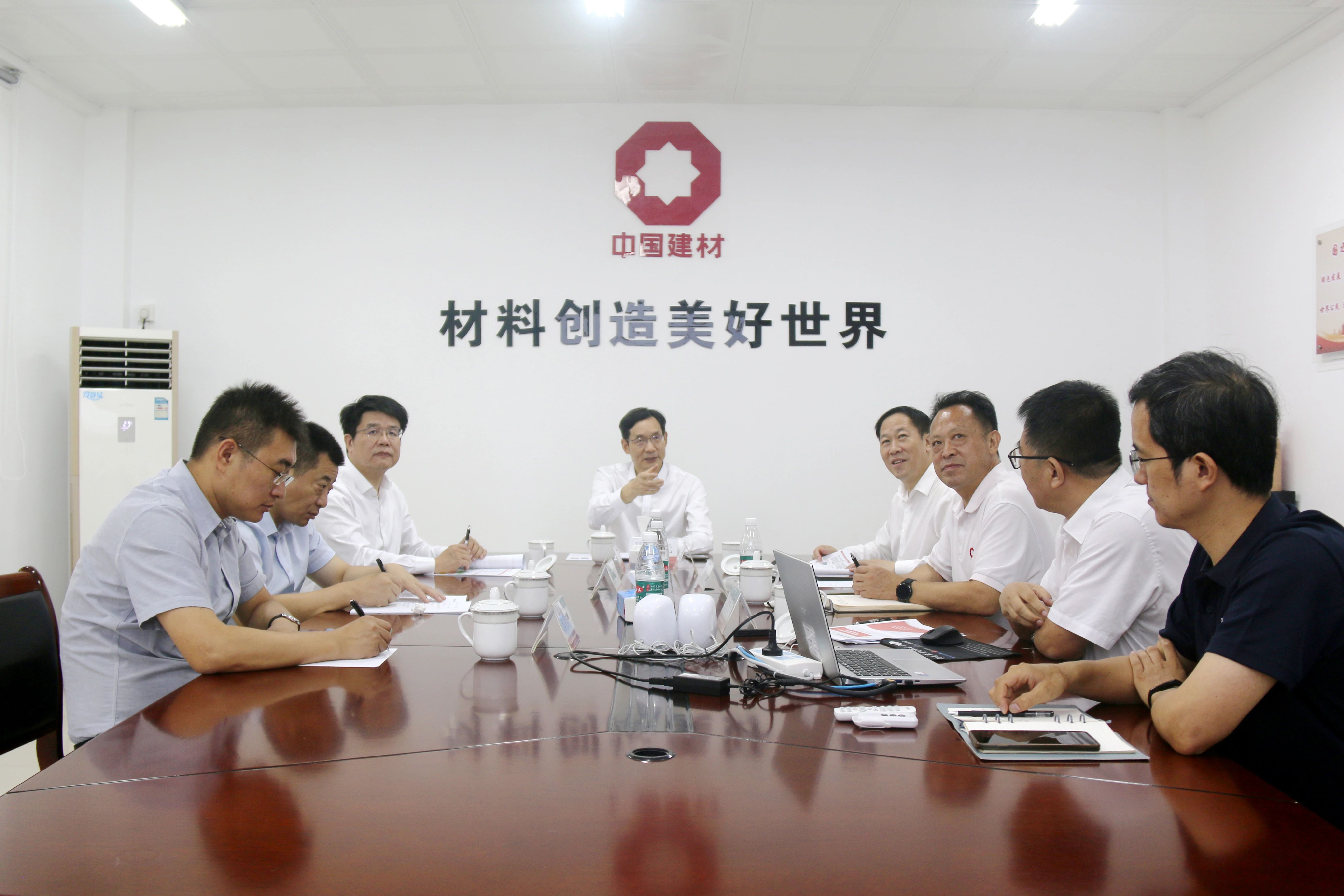周育先調(diào)研中國(guó)建材總院石英玻璃產(chǎn)業(yè)基地