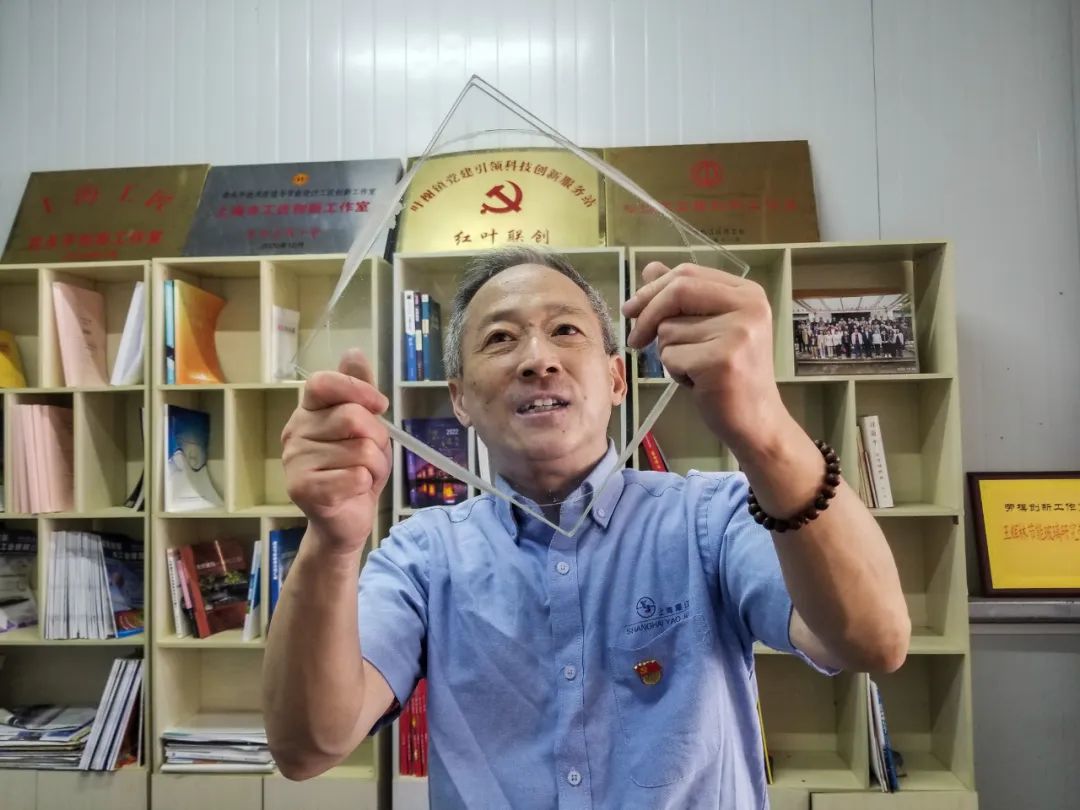 五年攻克玻璃防火阻燃耐火隔熱難題，來看松江這位上海勞模的發明之路