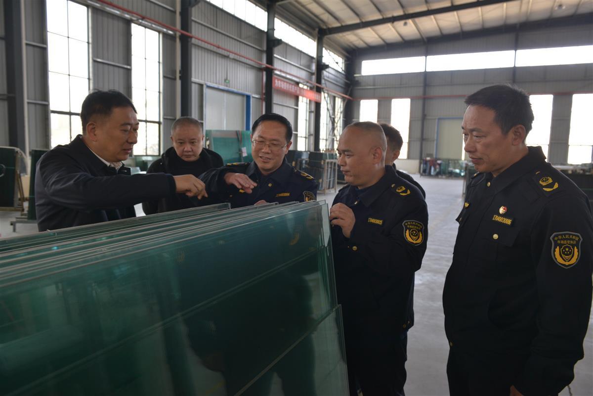 十堰市市場監管局突擊檢查玻璃生產企業