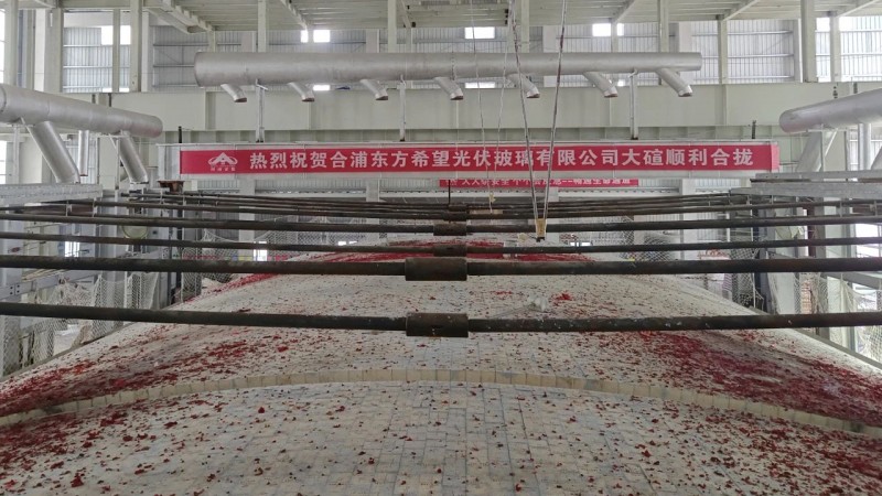 東方希望合浦光伏玻璃項目熔窯大碹順利合攏!