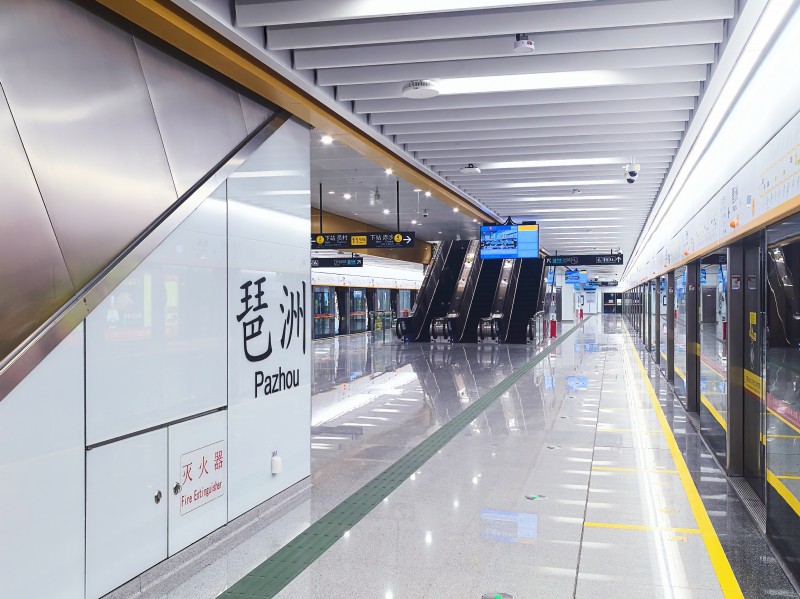 廣州地鐵11號環(huán)線通車 全線站點(diǎn)超白彩釉夾層安全玻璃隆玻造
