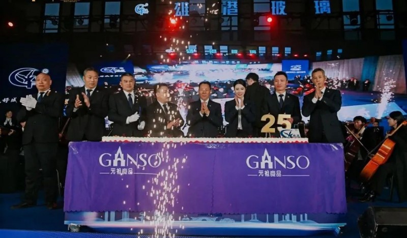 車間奏響交響樂(lè)！雄港玻璃25周年新年交響音樂(lè)會(huì)在成都舉行