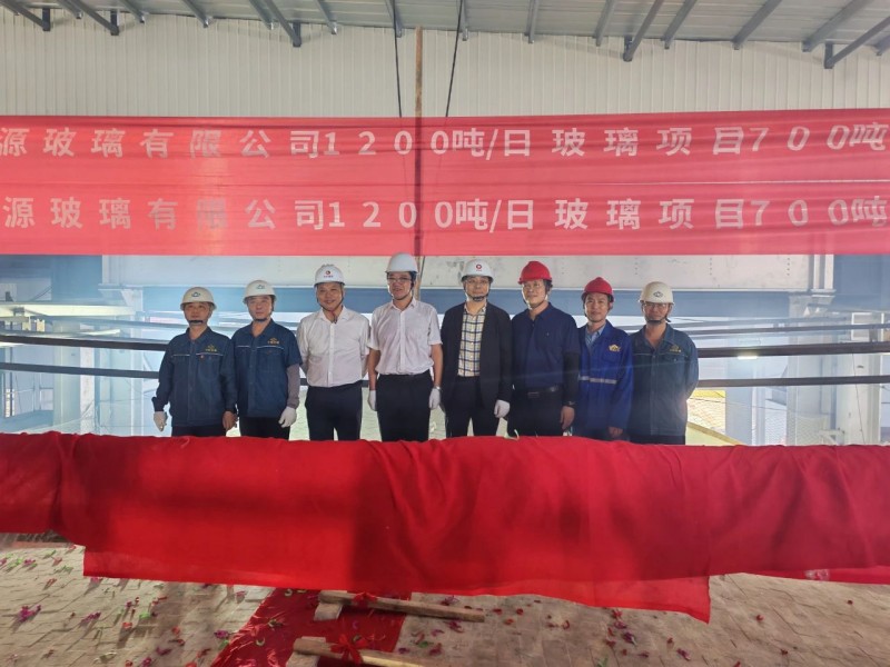 安源玻璃700噸窯爐大碹成功合攏 項目總產能1200噸/日